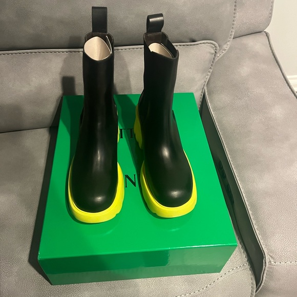 New Authentic Bottege Venetia Flash Boots in color Kiwi (looks like green). - Picture 3 of 9